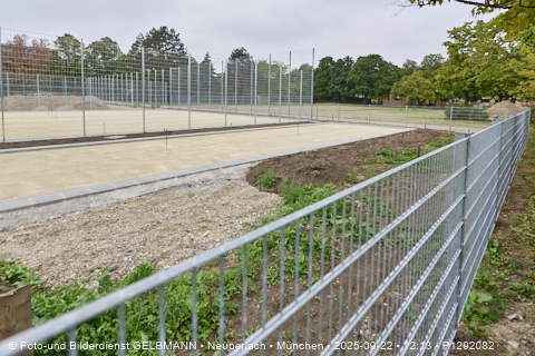 Campus Karl-Marx-Ring_Sportplatz_an_der_neuen_Grundschule_in_Neupelrach_P1292082.jpg